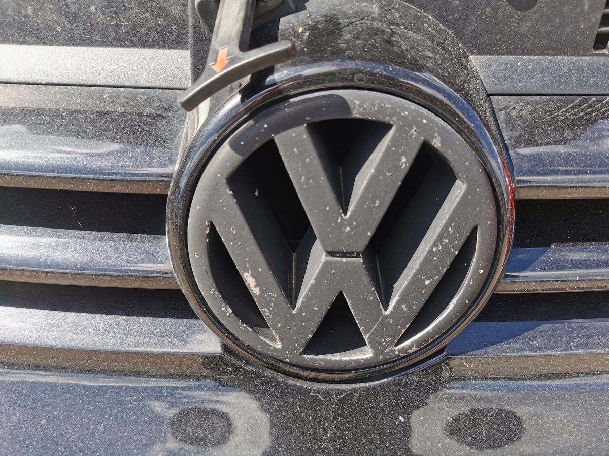 VW Golf IV 1J Grill Kühlergrill Frontgrill mit Logo LC9Z Black Magic Perl