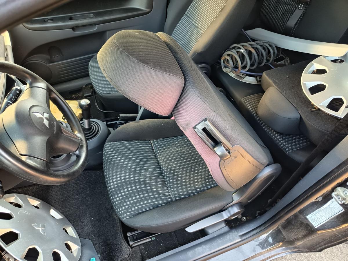Mitsubishi Colt Z30 original Fahrersitz vorn links Stoff anthrazit Bj 2004