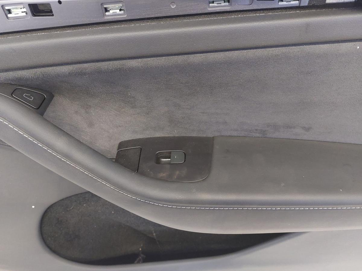 Tesla Model Y Performance Tüververkleidung vorn rechts Alcantara Kunstleder
