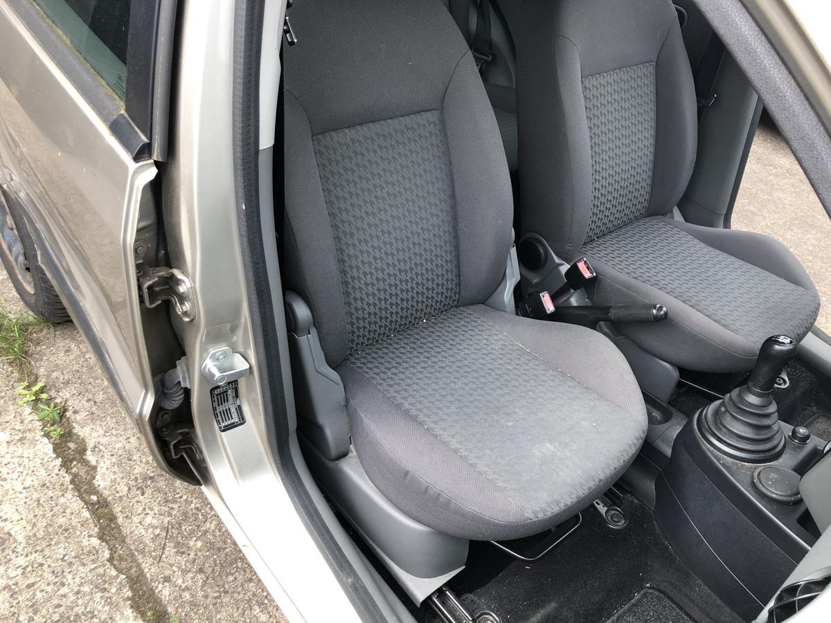 Ford Fusion JU2 Sitz vorn rechts Fahrersitz Stoff Autositz