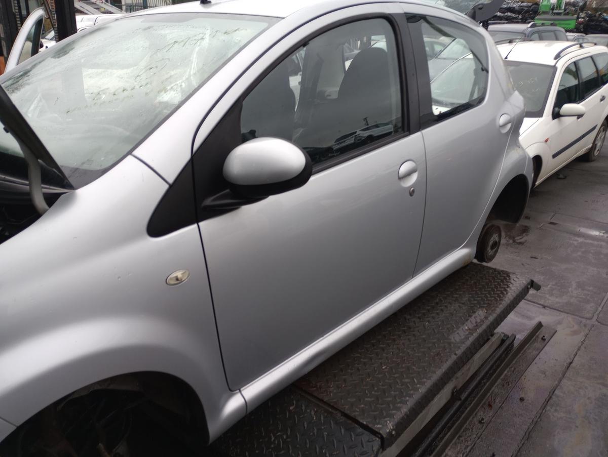 Toyota Aygo original Tür vorn links Fahrer 1E7 Merlansilber Bj 2009