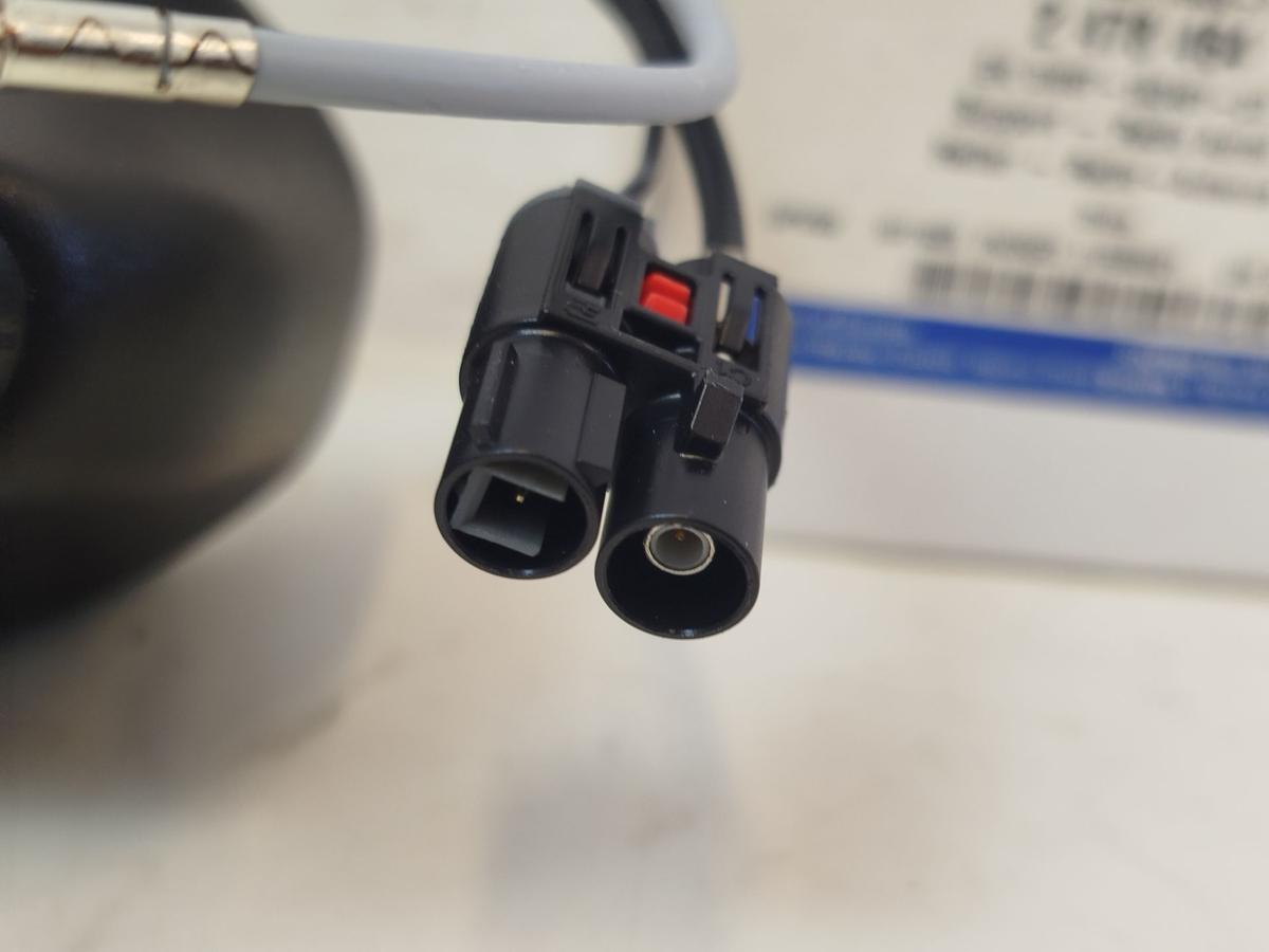 Ford Focus DYB CEW Antennenfuss Antennensockel Grundplatte Antenne GPS