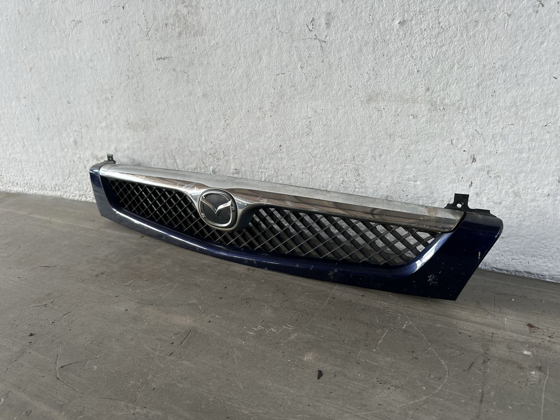 Mazda 121 JBSM Kühlergrill Frontgrill Grill ab Bj 2000