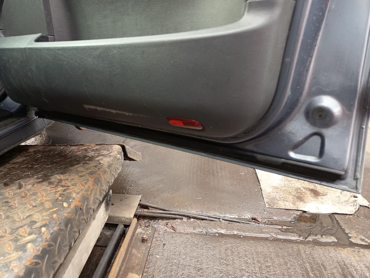 VW Sharan original T&uuml;r vorne rechts LR7K grau Baujahr 2009