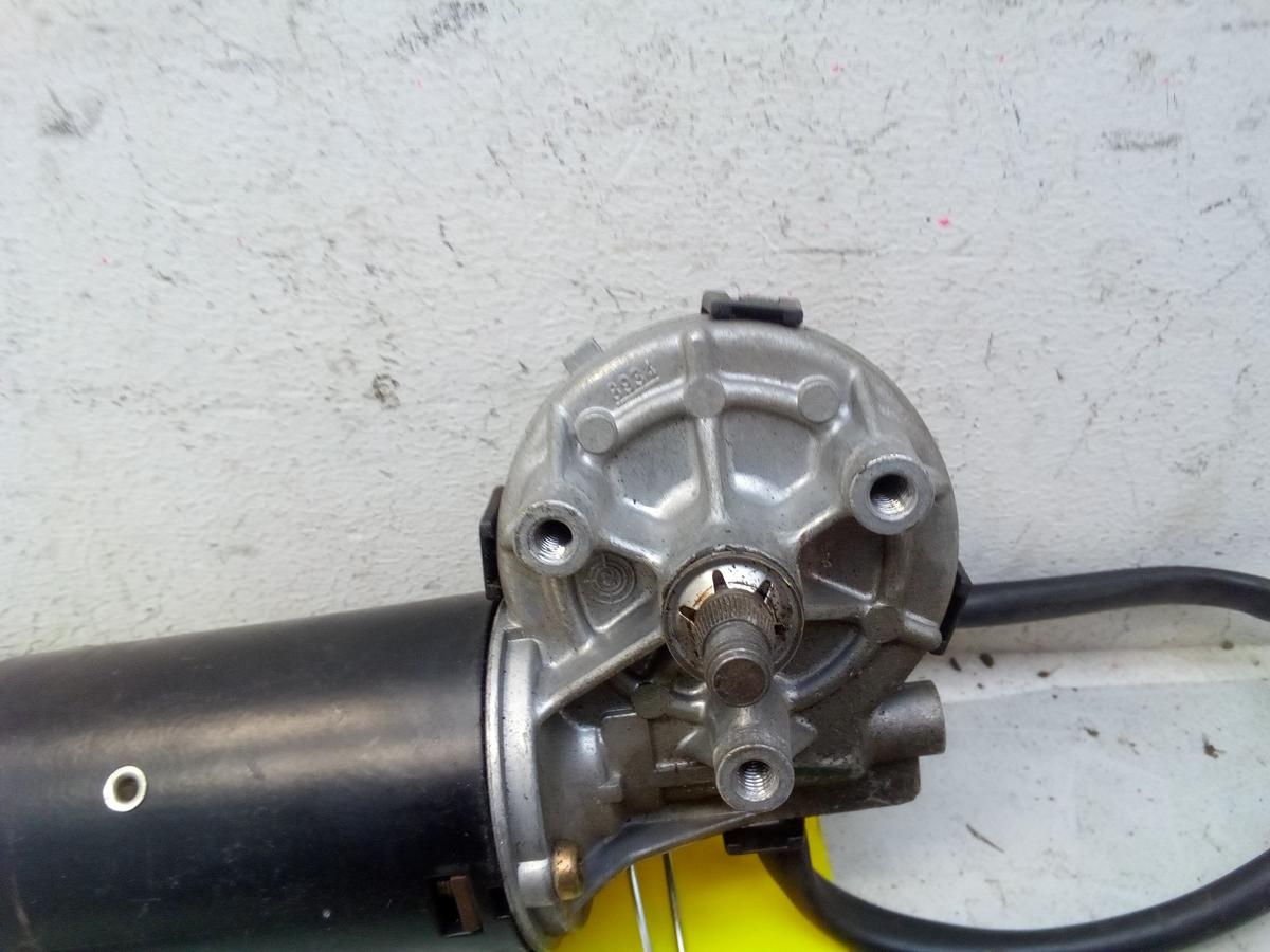 Mercedes W201 Wischermotor vorn ohne Gest&auml;nge 0390241302 BOSCH BJ1987