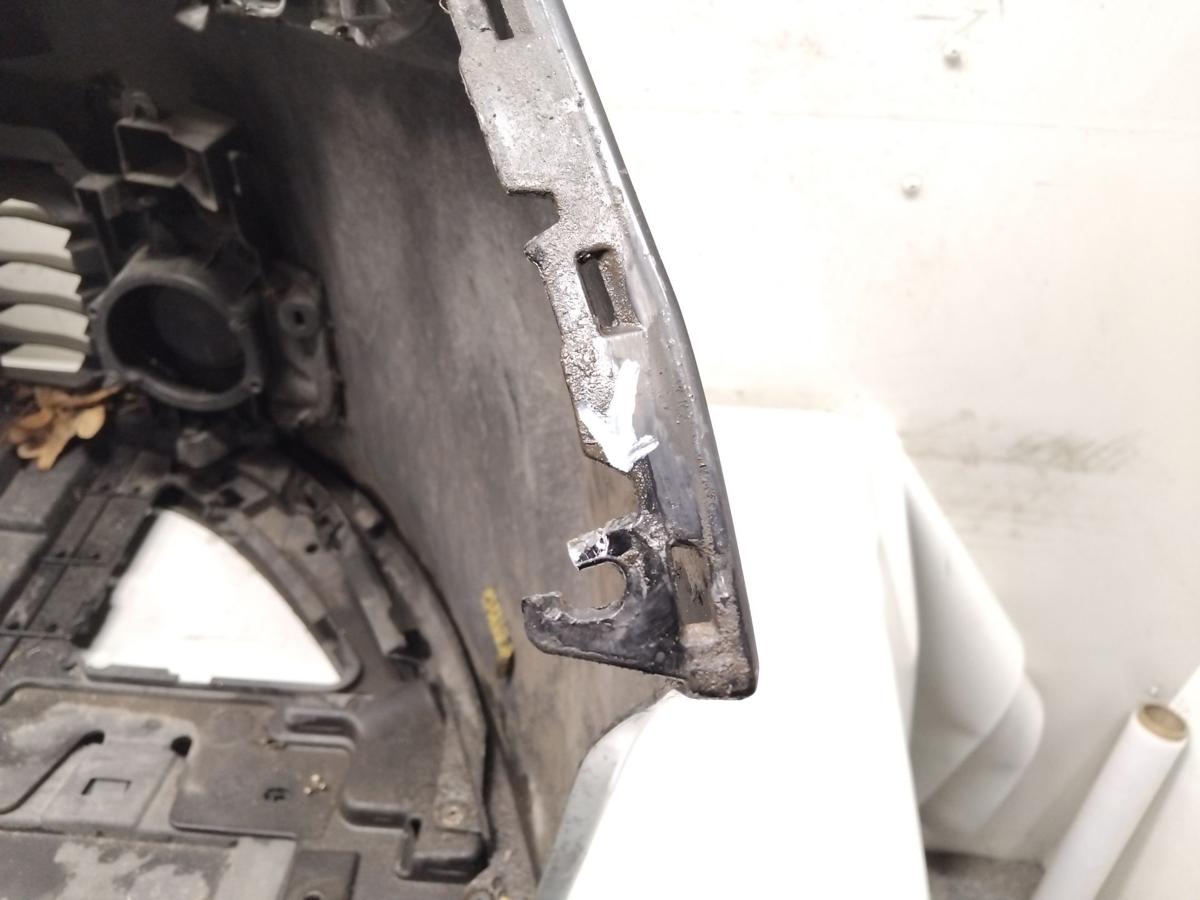 Renault Clio IV X98 original Sto&szlig;f&auml;nger Sto&szlig;stange vorn BJ2016 besch&auml;digt