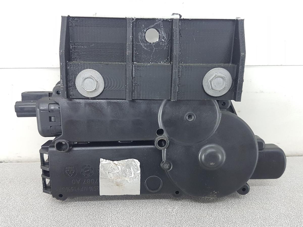 Tesla Model Y Stellmotor f&uuml;r R&uuml;cksitzverriegelung Bj2022 1493880-00-C