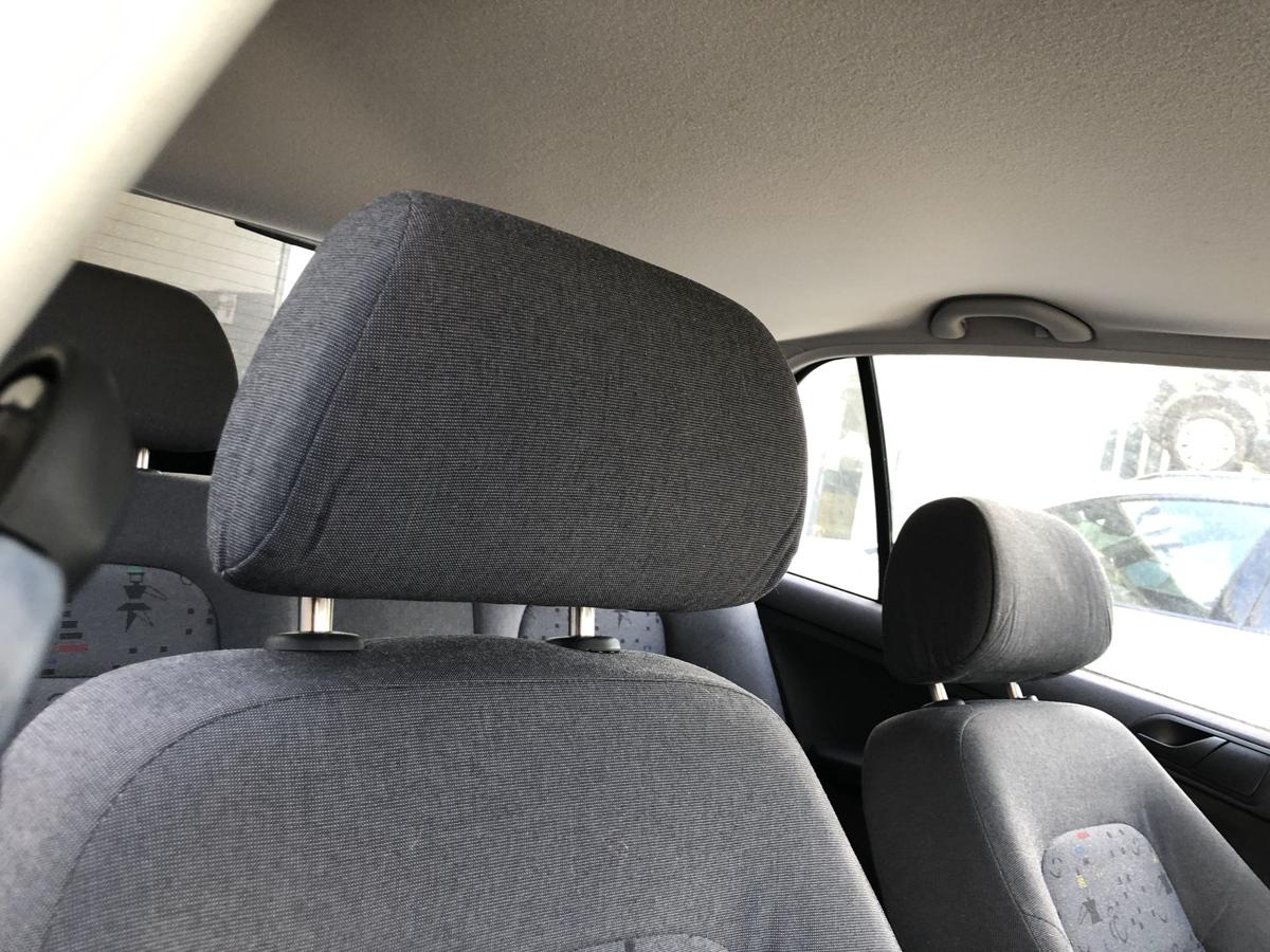 Skoda Fabia 6Y Sitz vorn rechts Beifahrersitz Stoff mit Muster Autositz grau