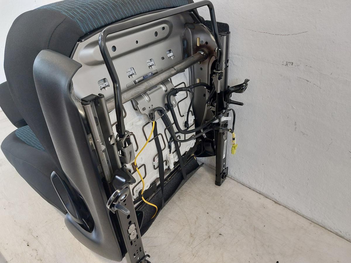 Toyota Yaris XP13 Sitz vorn rechts Beifahrersitz Stoff nur f&uuml;r 5 t&uuml;rer Autositz