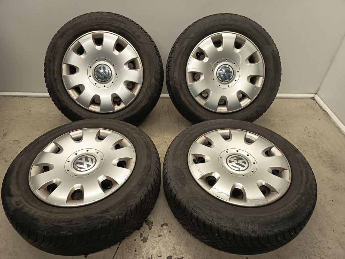 VW Golf Plus II Bj 2009 orig Satz Stahlfelgen 6J x15 ET 47 Radzierblenden Reifen