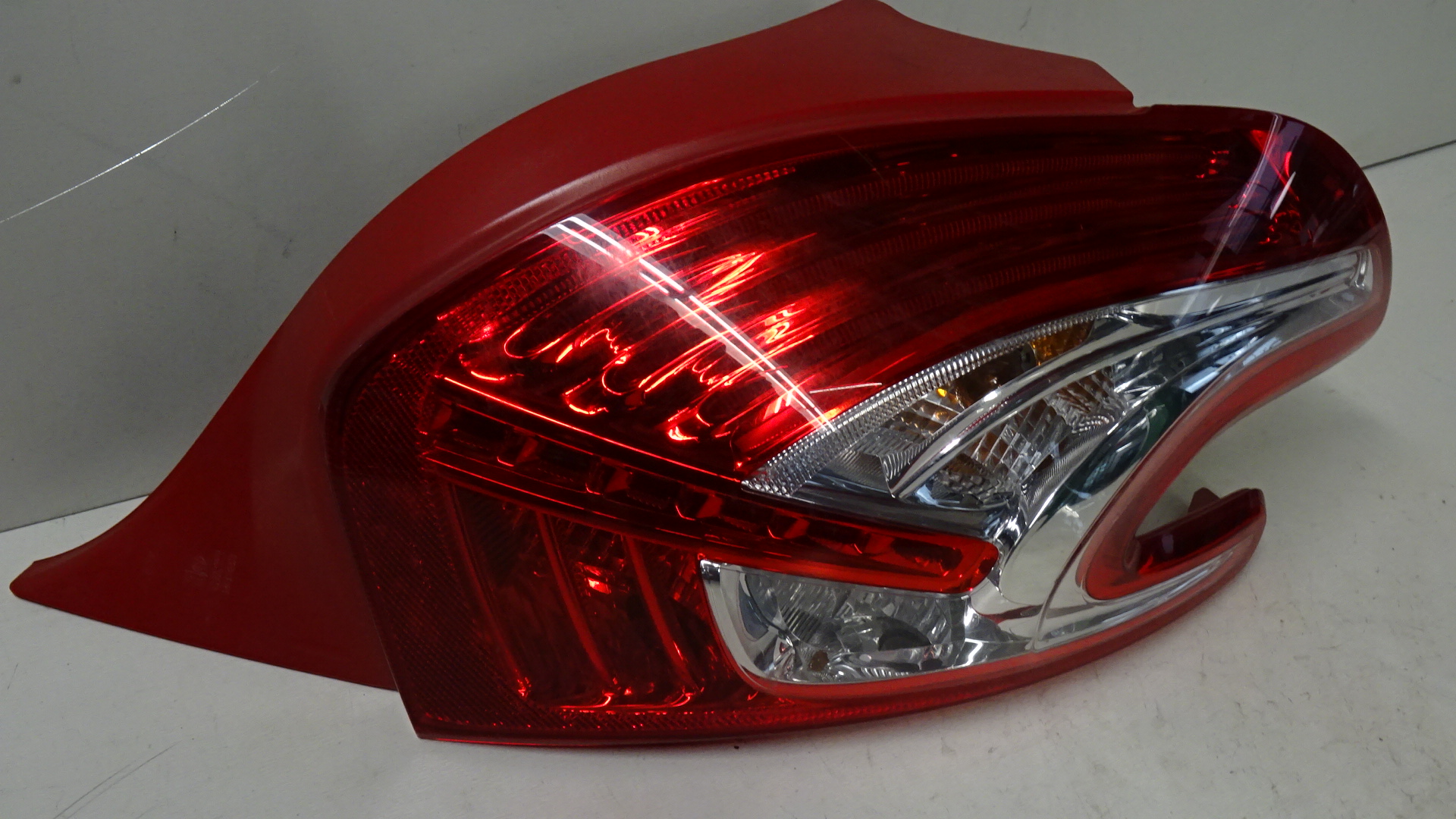 Peugeot 208 Bj2012 Rückleuchte Rücklicht rechts 9672628380 mit LED