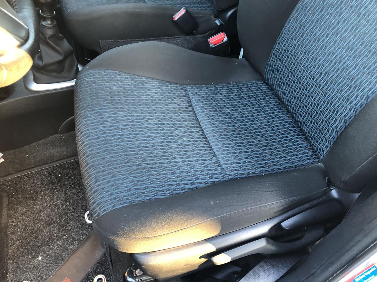 Toyota Yaris XP13 Sitz vorn links Fahrersitz Stoff nur f&uuml;r 5 t&uuml;rer Autositz