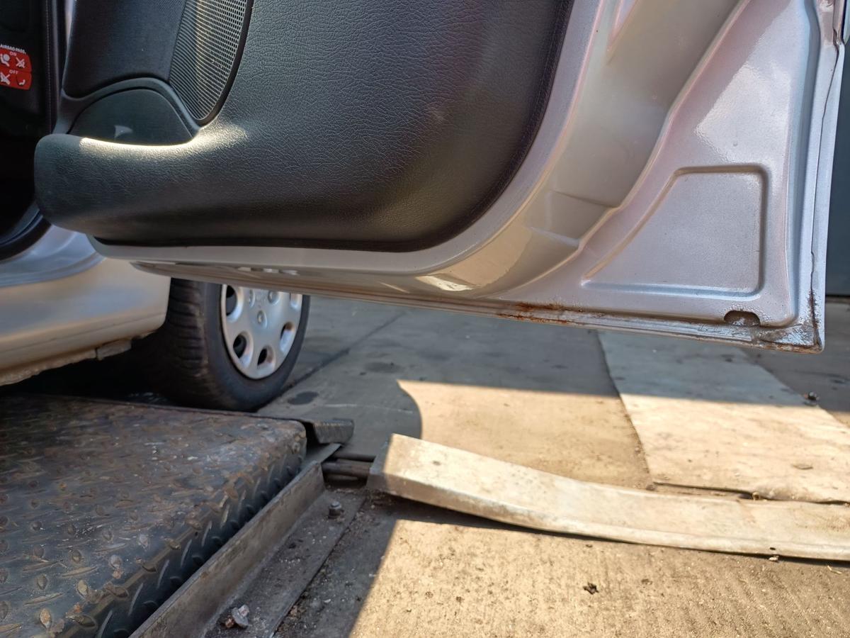Peugeot 206 orig Tür vorn rechts Beifahrertür 5trg EZR Silber Bj 2005