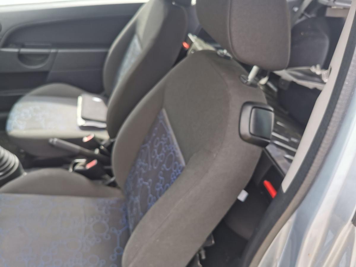 Ford Fiesta JD3 Fahrersitz Sitz Autositz vorn links Stoff 3 Türer