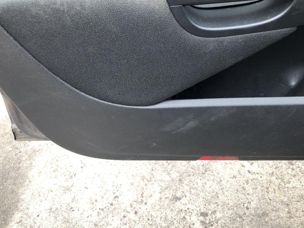 VW Passat 3C B6 Variant T&uuml;rverkleidung vorn links Innenverkleidung T&uuml;r Stoff