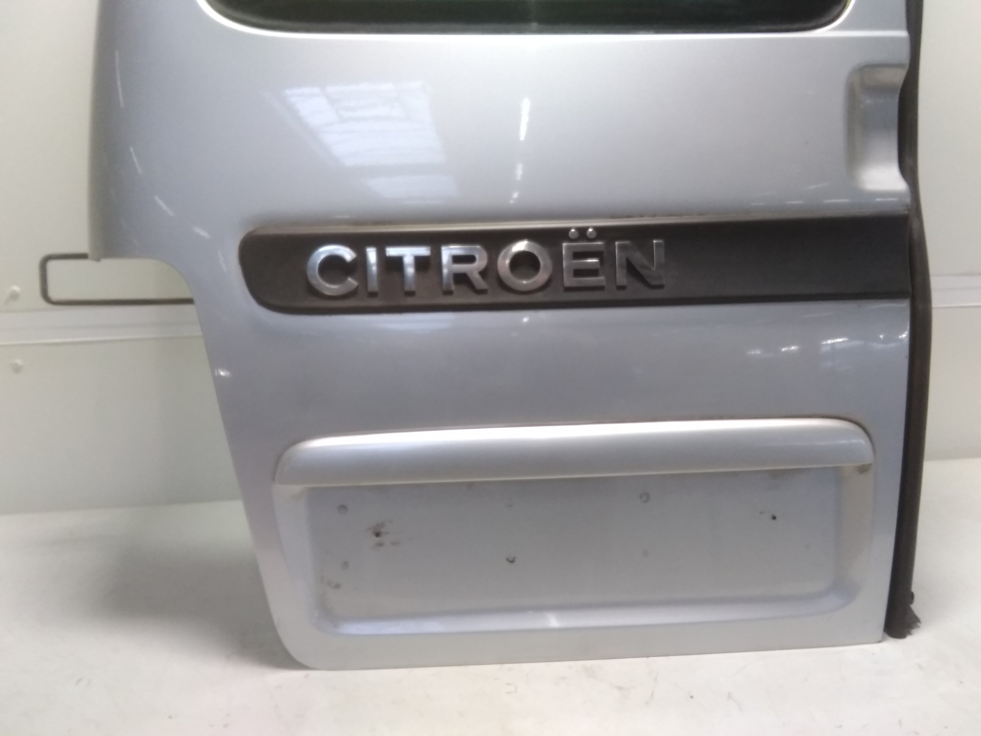 Citroen Berlingo Bj.2007 Hecktür Heckflügeltür links silber EZR aluminiumgraumet. mit Heckscheibe