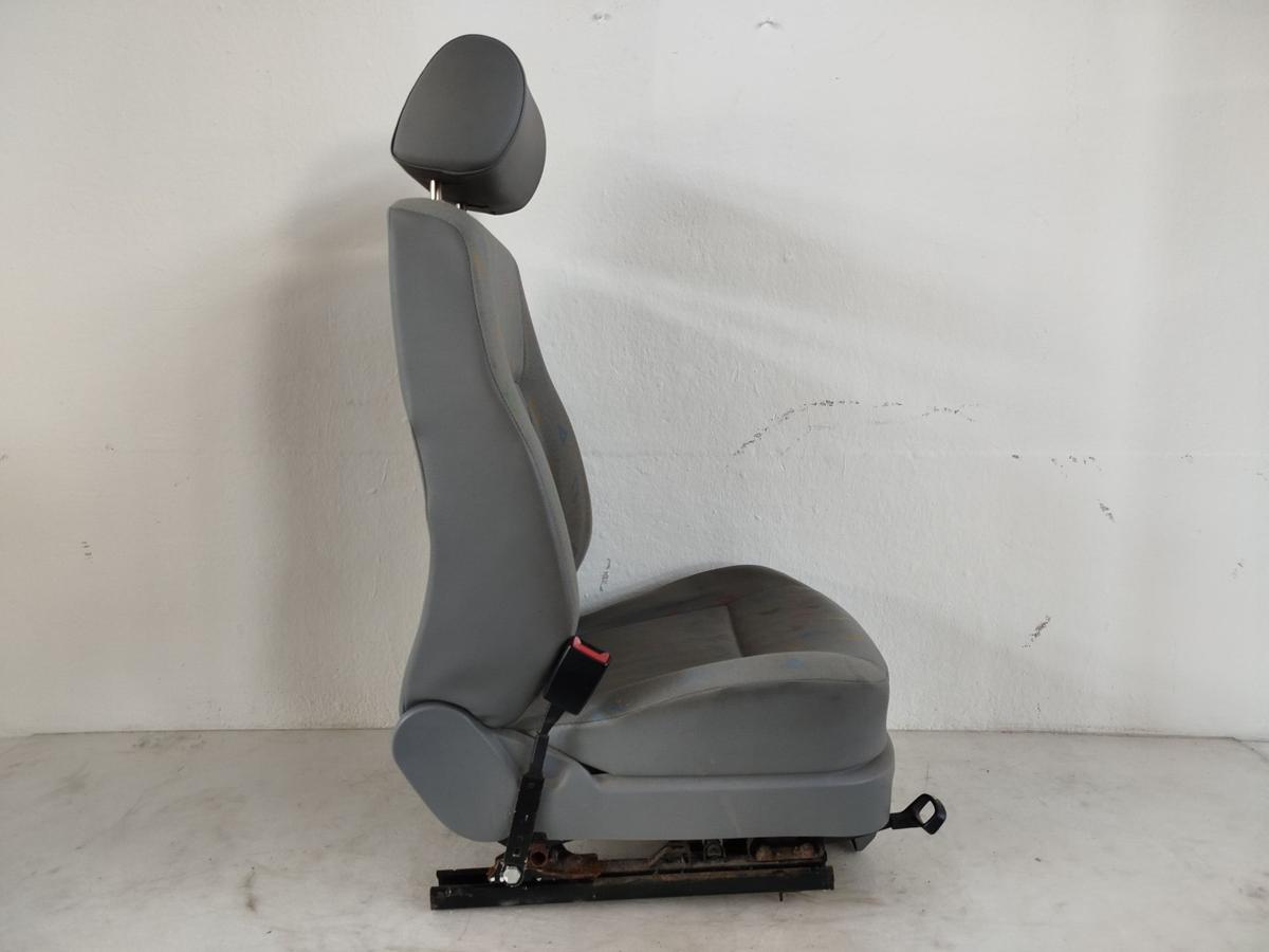 VW Caddy 2K Sitz vorn links Fahrersitz Stoff Wange verschlissen Autositz Stoff