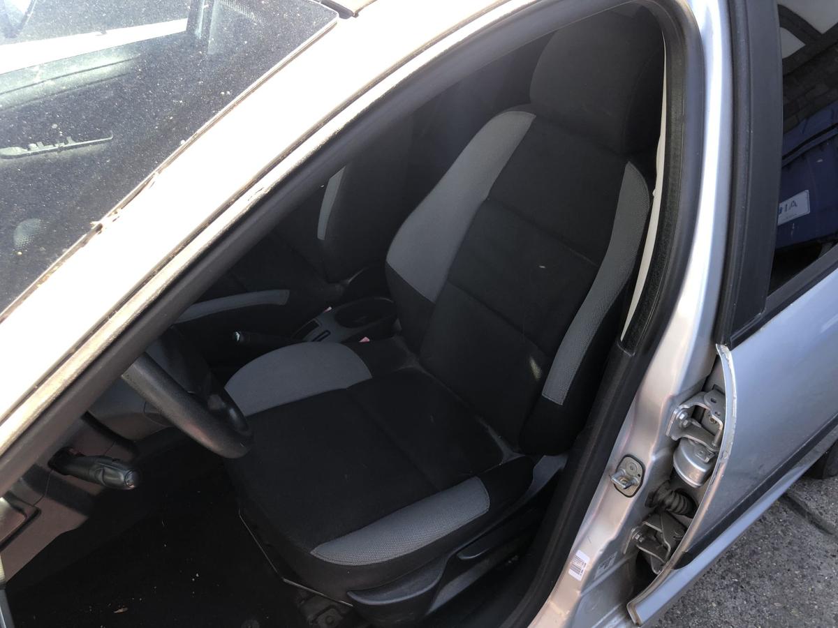 Peugeot 207 WA WC Sitz vorn links Fahresitz nur f&uuml;r 5 t&uuml;rer Stoffsitz Autositz