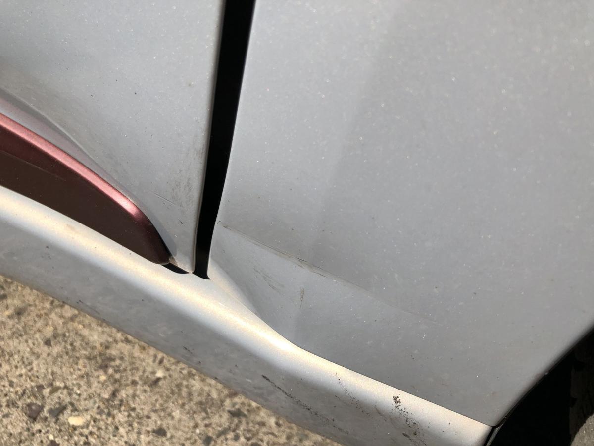 Nissan Micra K14 Kotflügel vorn rechts Beifahrerseite leicht Beschädigt KNV