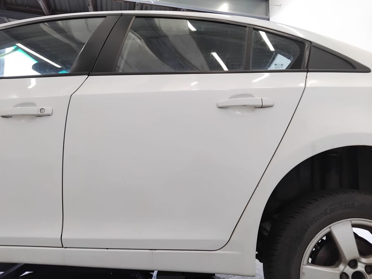 Chevrolet Cruze J300 T&uuml;r hinten links weiss 4-t&uuml;rig Limousine BJ2011