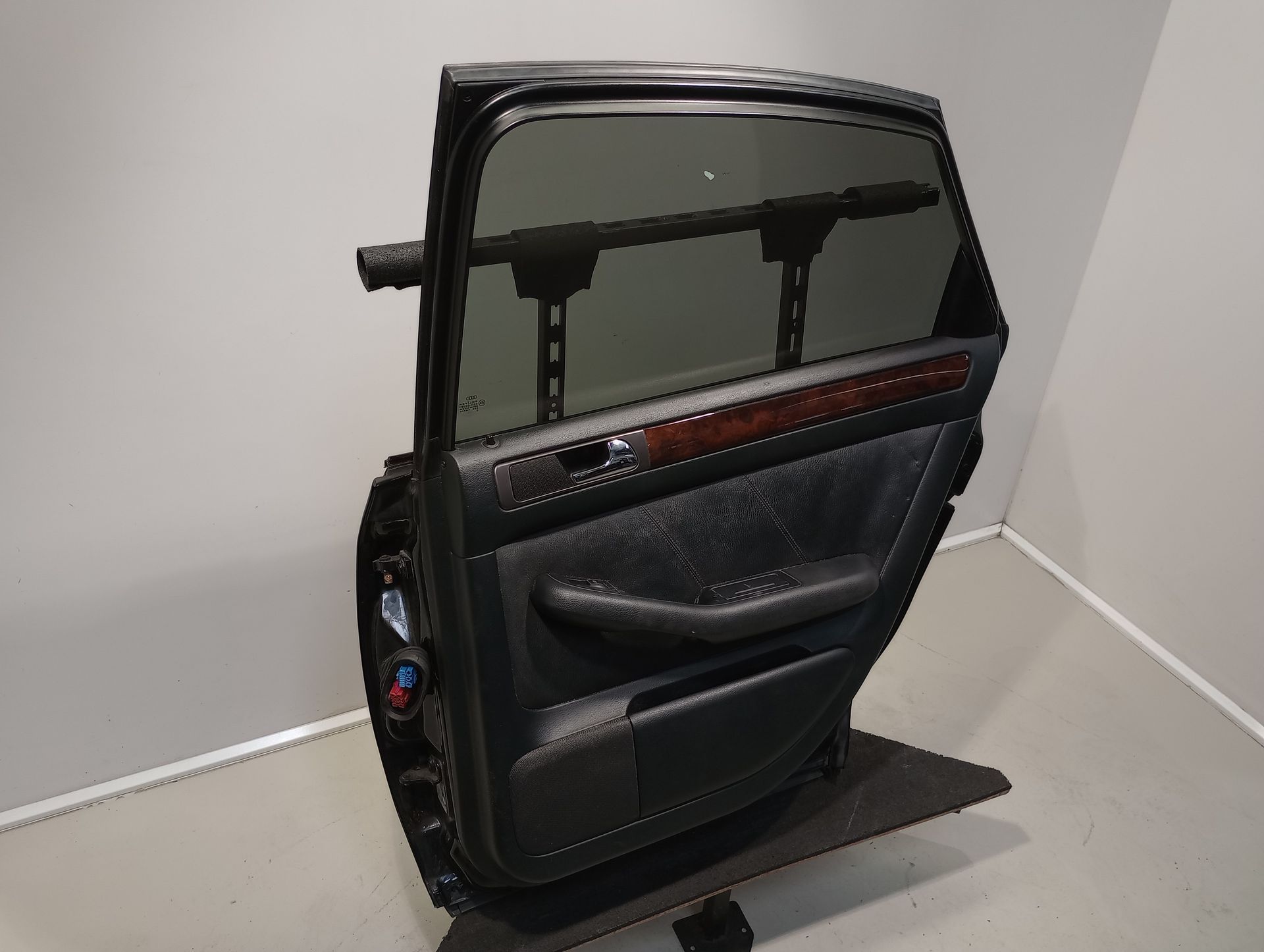 Audi A6 4B Limo original T&uuml;r hinten rechts Fond Z9W Ebonyschwarz Bj 2000