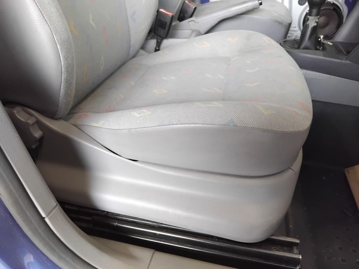 VW Caddy 2K orig Sitz vorn rechts Beifahrersitz Stoff hellgrau mit Muster BJ2009