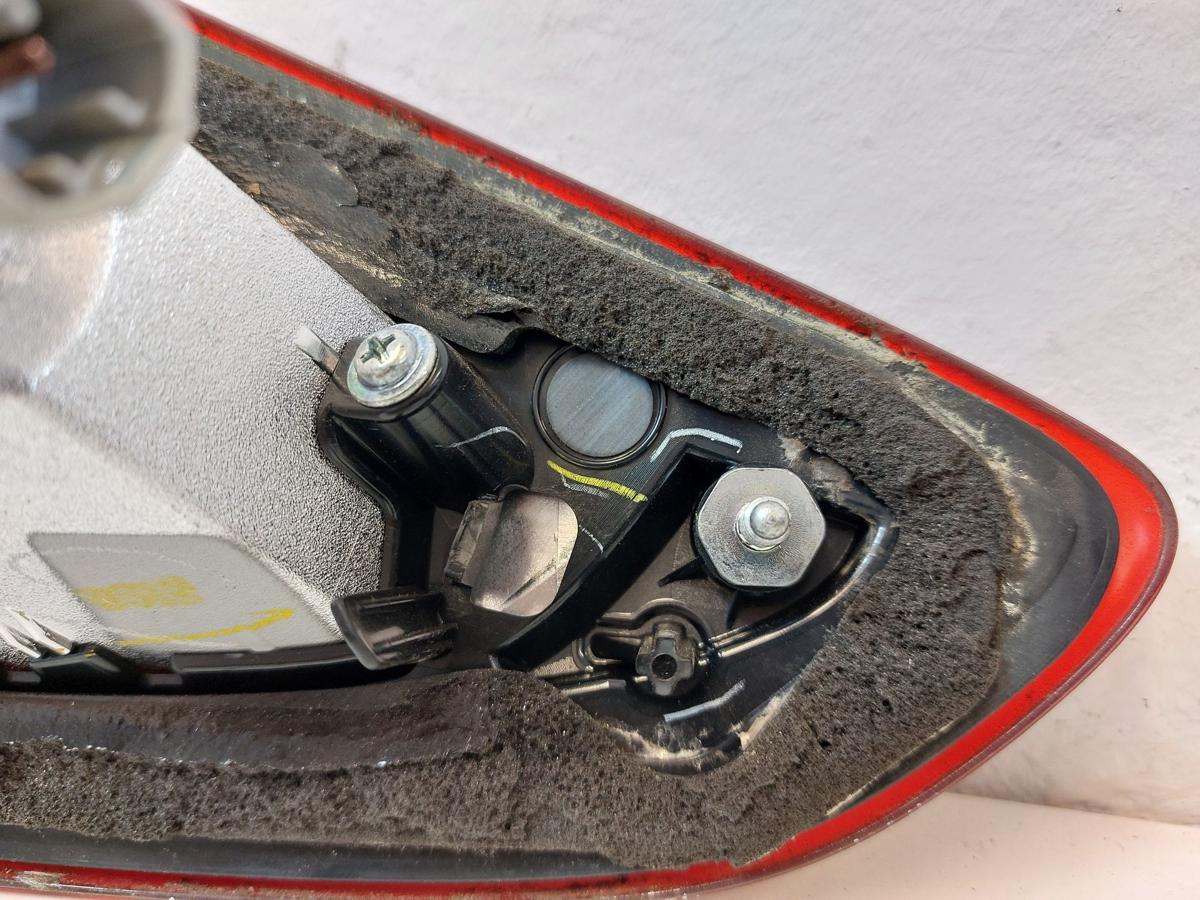 Mazda 2 DJ R&uuml;ckleuchte innen rechts Heckklappenteil R&uuml;cklicht Heckleuchte OE
