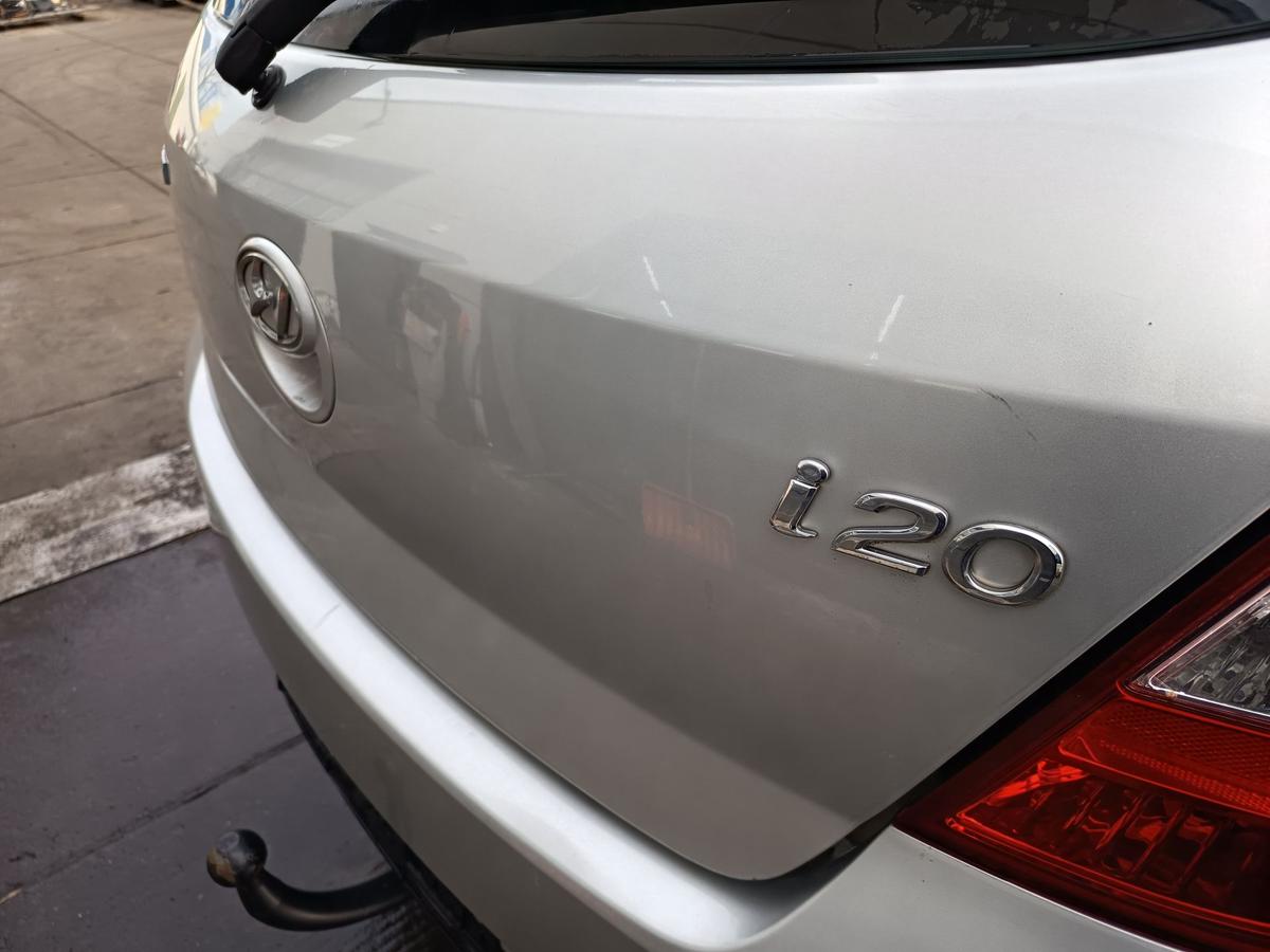 Hyundai i20 original Heckklappe mit Scheibe Deckel hinten FG Seek silver Bj 2012