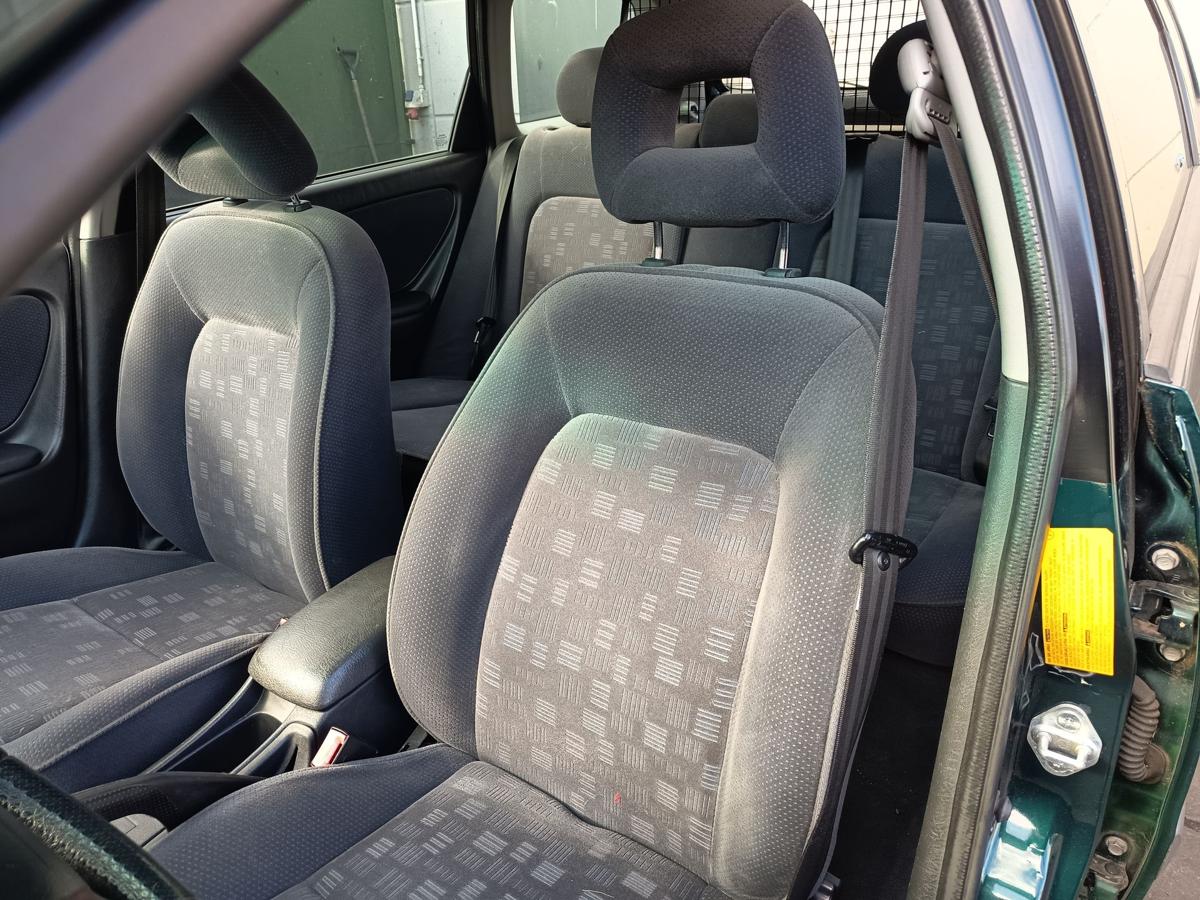 Toyota Avensis T22 original Sitz vorne links Stoff Baujahr 2001