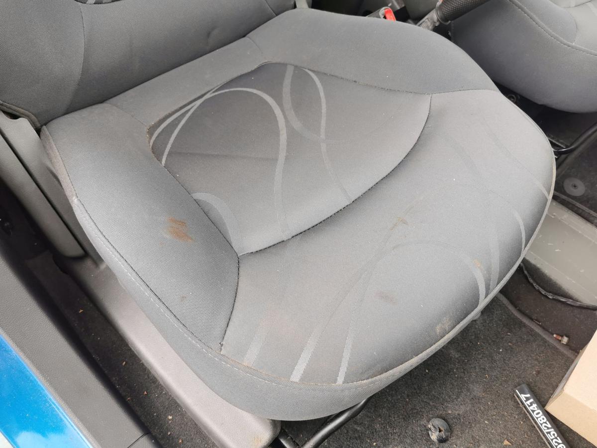 Chevrolet Spark M300 Fahrersitz Sitz Autositz vorn rechts Stoff