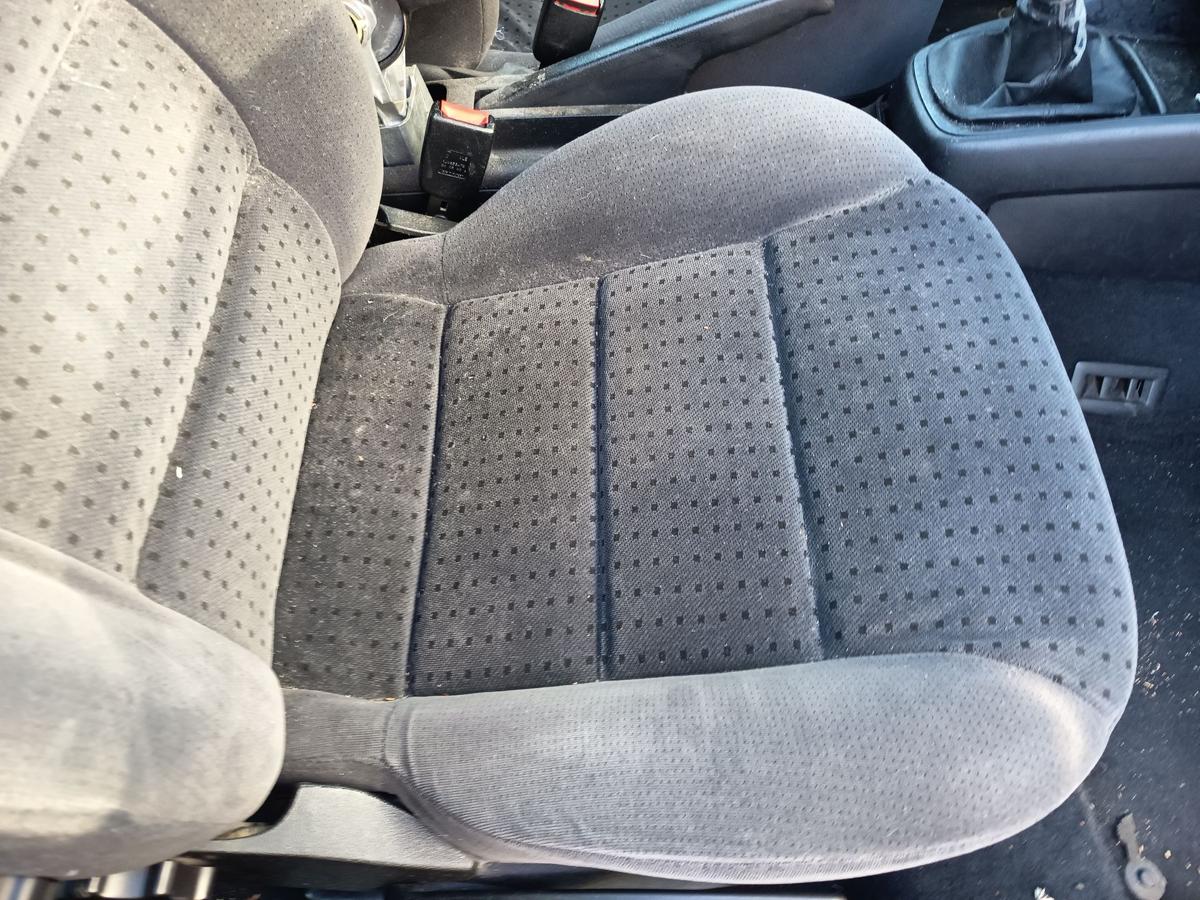 VW Golf IV 5t&uuml;rer original Sitz vorn rechts Beifahrer Stoff schwarz Bj 1999
