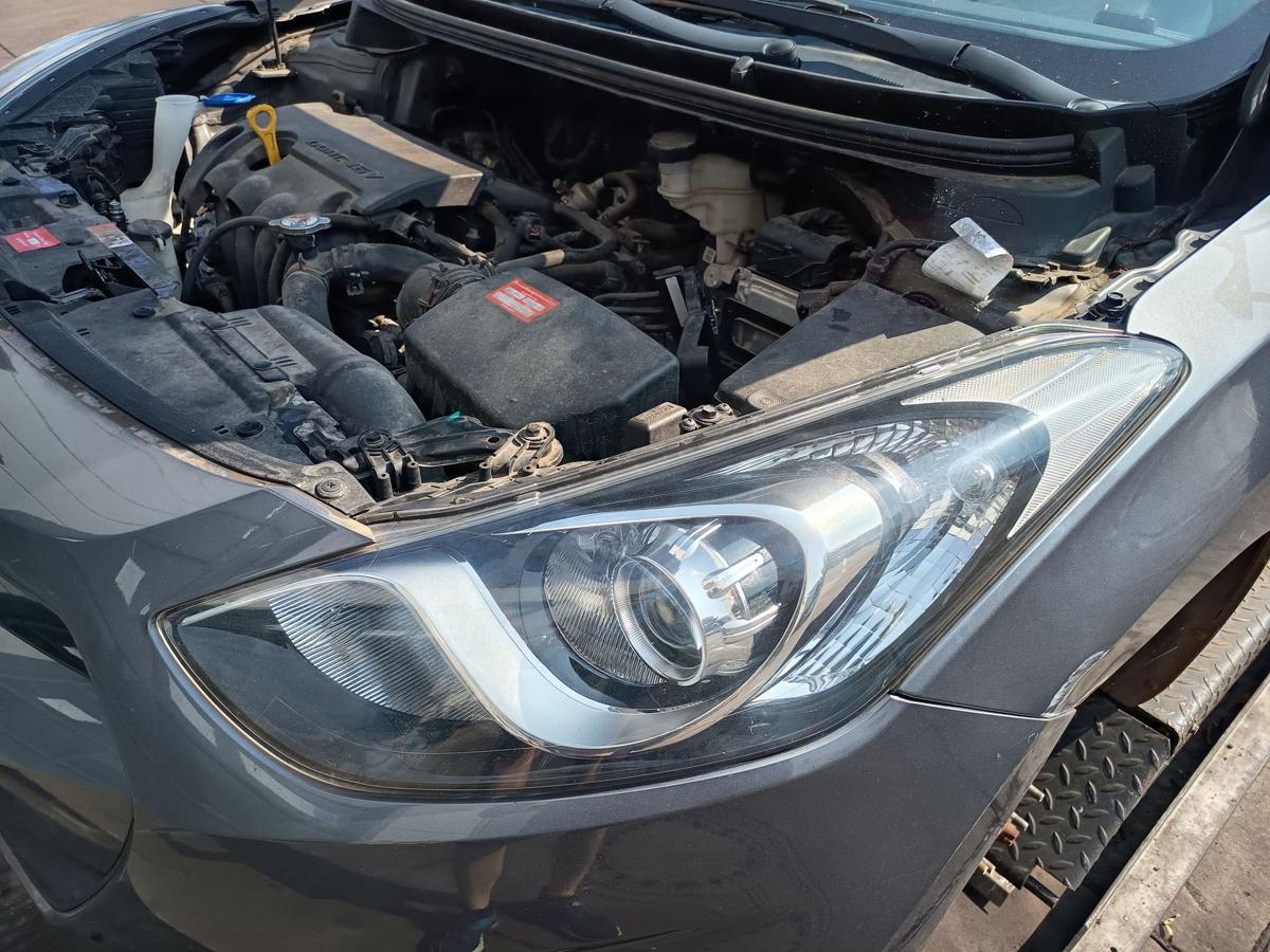 Hyundai i30 GD original Hauptscheinwerfer links Halogen Frontlicht Bj 2013