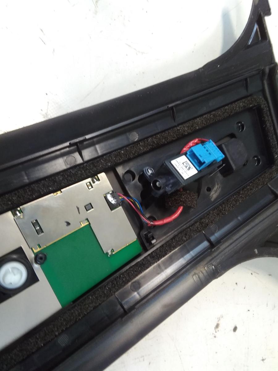 Tesla Model Y original Blende B-S&auml;ule links mit Kamera BJ2023