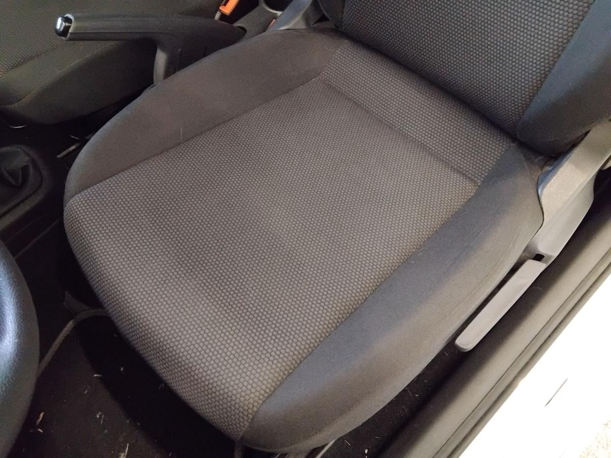 Skoda Citigo original Sitz vorn links Fahrersitz Stoff dunkelgrau 3-t&uuml;rig BJ2012