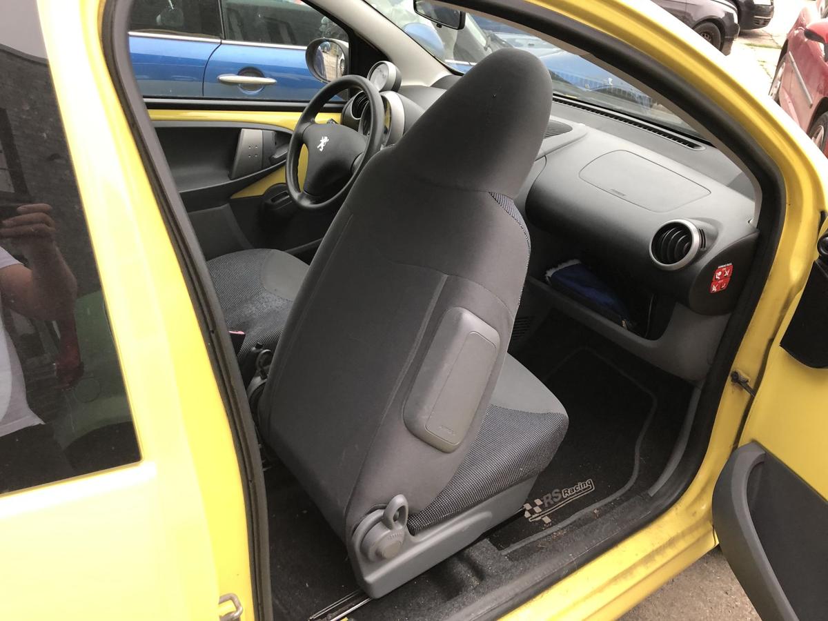 Peugeot 107 Typ P Sitz vorn rechts Beifahrersitz Stoff Autositz ohne Heizung