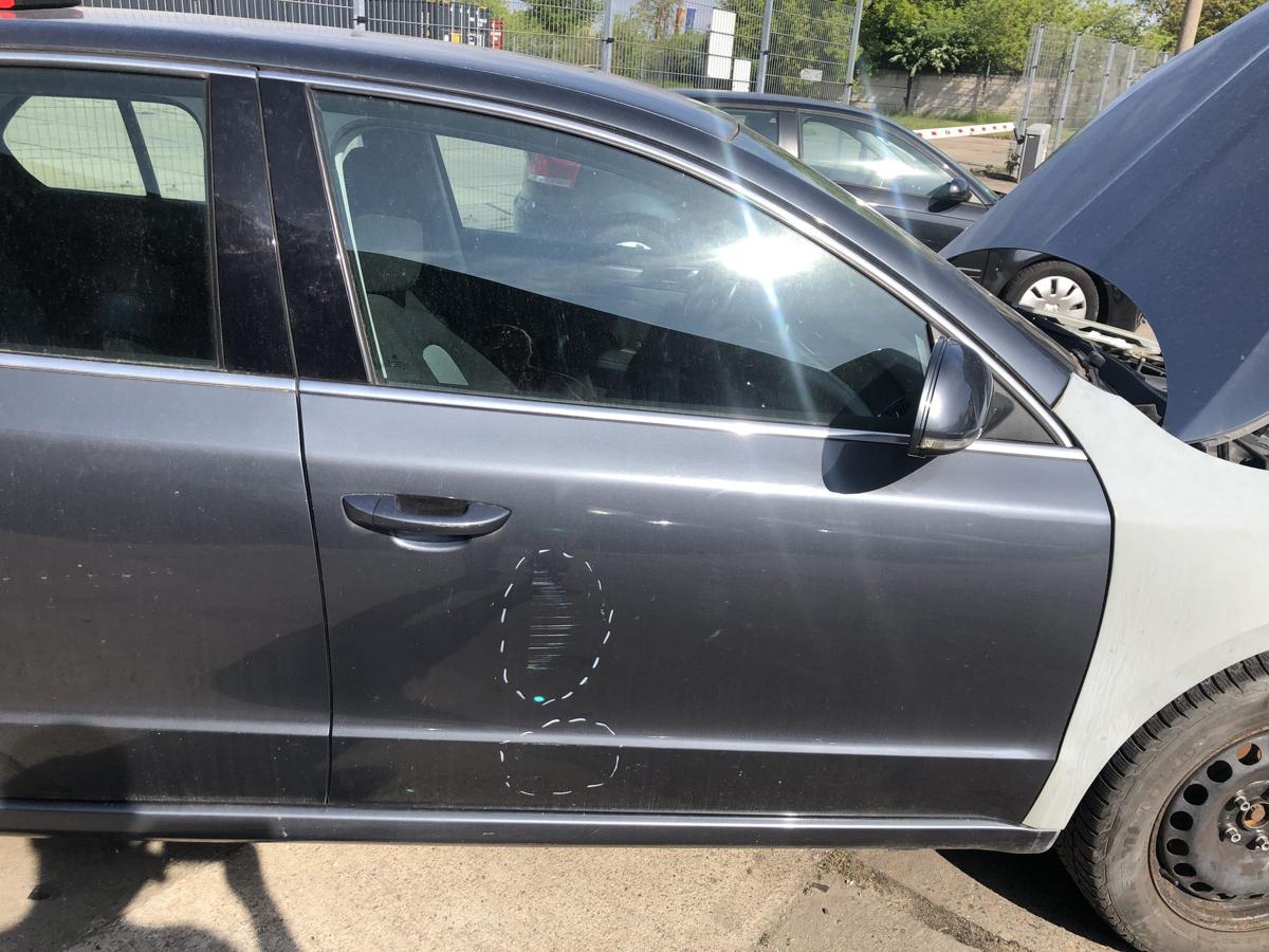 Skoda Superb 2 Typ 3T T&uuml;r vorn rechts Beifahrert&uuml;r im Rohbau LF8J Anthrazitgrau