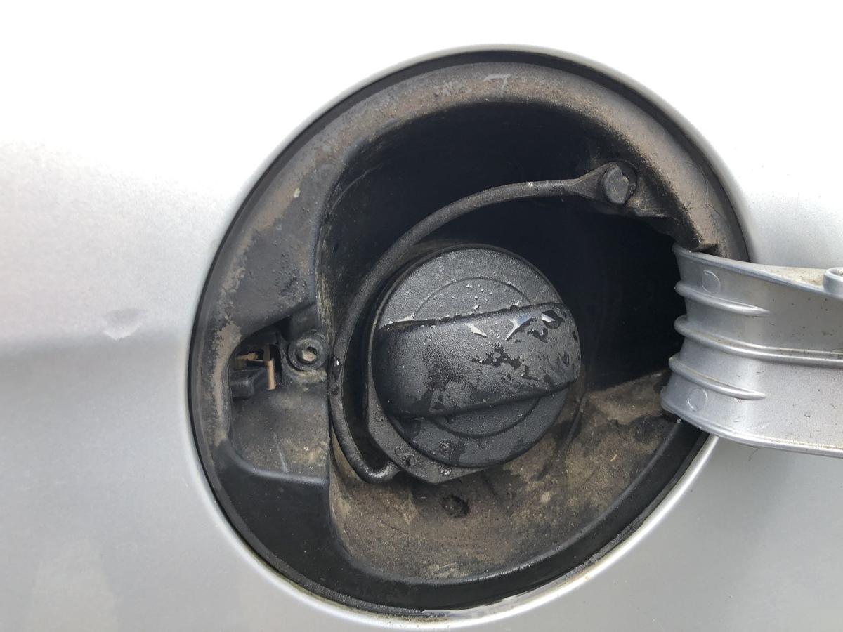 VW Passat 3C B6 Variant Tankklappe Tankdeckel Tankverschluss LA7W Reflexsilber