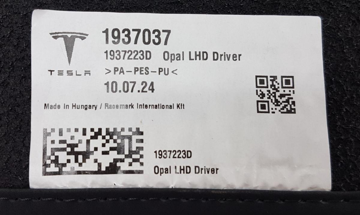 Tesla Model Y original Fu&szlig;mattensatz Textil Teppich Bj2025 NEUWERTIG
