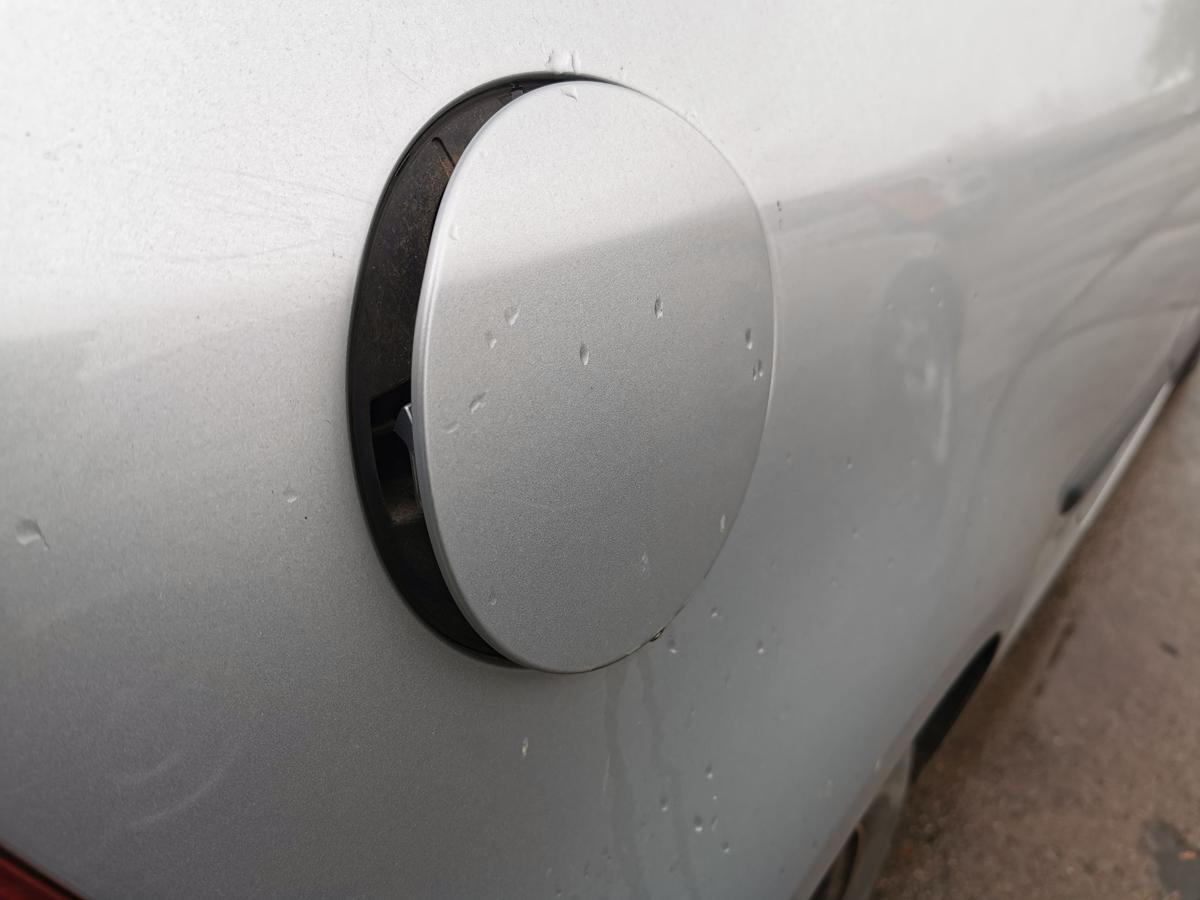 VW Golf V 5 Tankklappe Tankdeckel Tankverschluss LA7W Reflexsilber Met