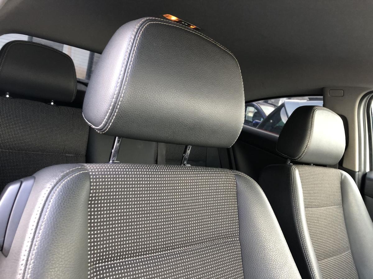 Opel Astra H GTC Sitz vorn rechts Beifahrersitz Autositz Kunstleder mit Stoff