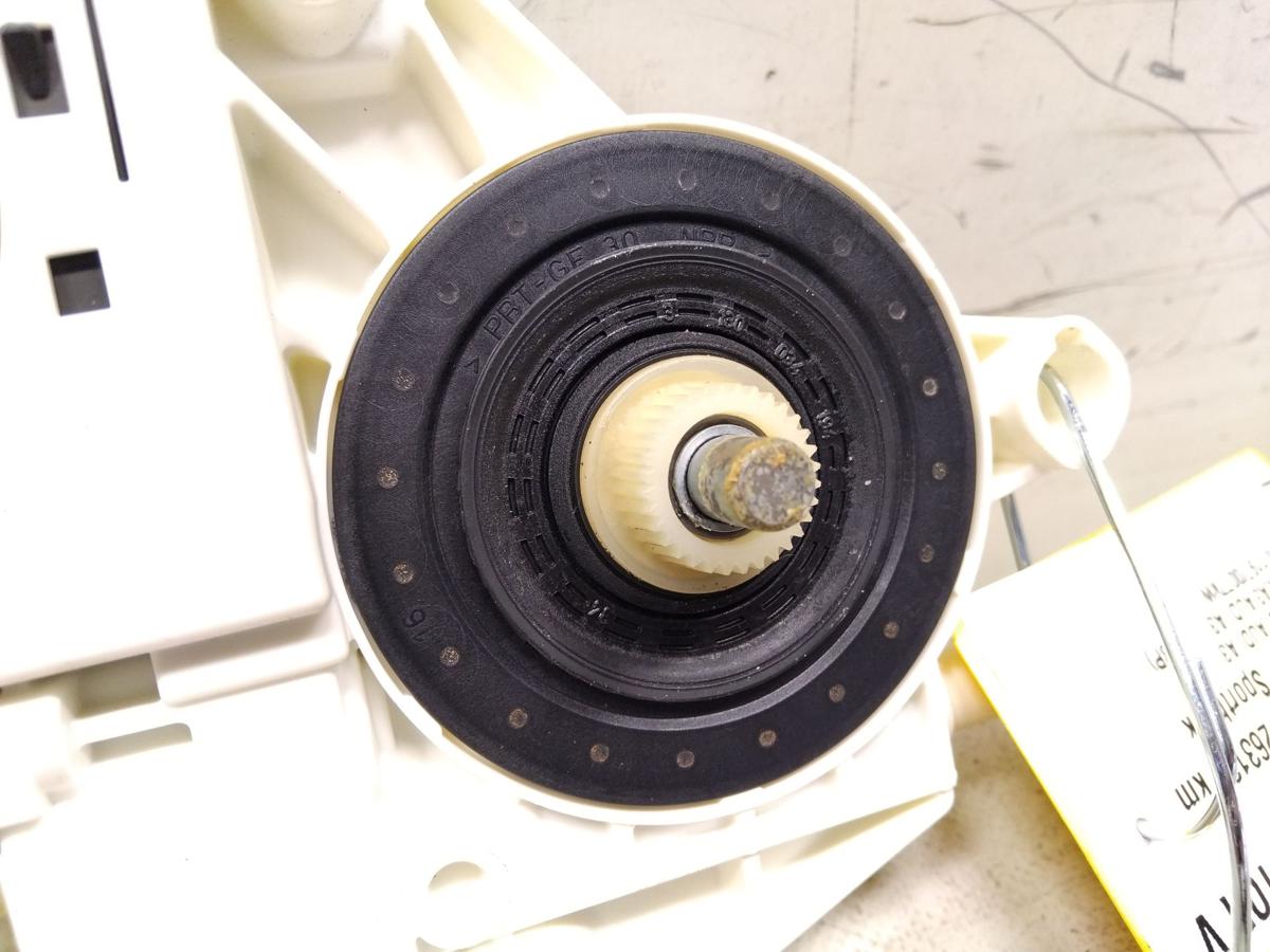 Audi A3 8P Sportback original Fensterhebermotor vorn rechts 8P0959802Q Bj.2013