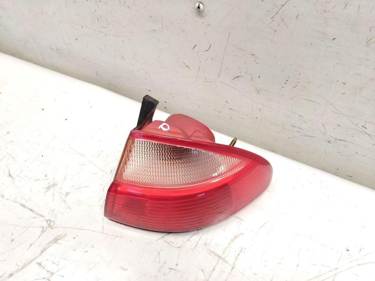 Toyota Avensis T22 Kombi R&uuml;ckleuchte Schlussleuchte rechts au&szlig;en Facelift BJ2002