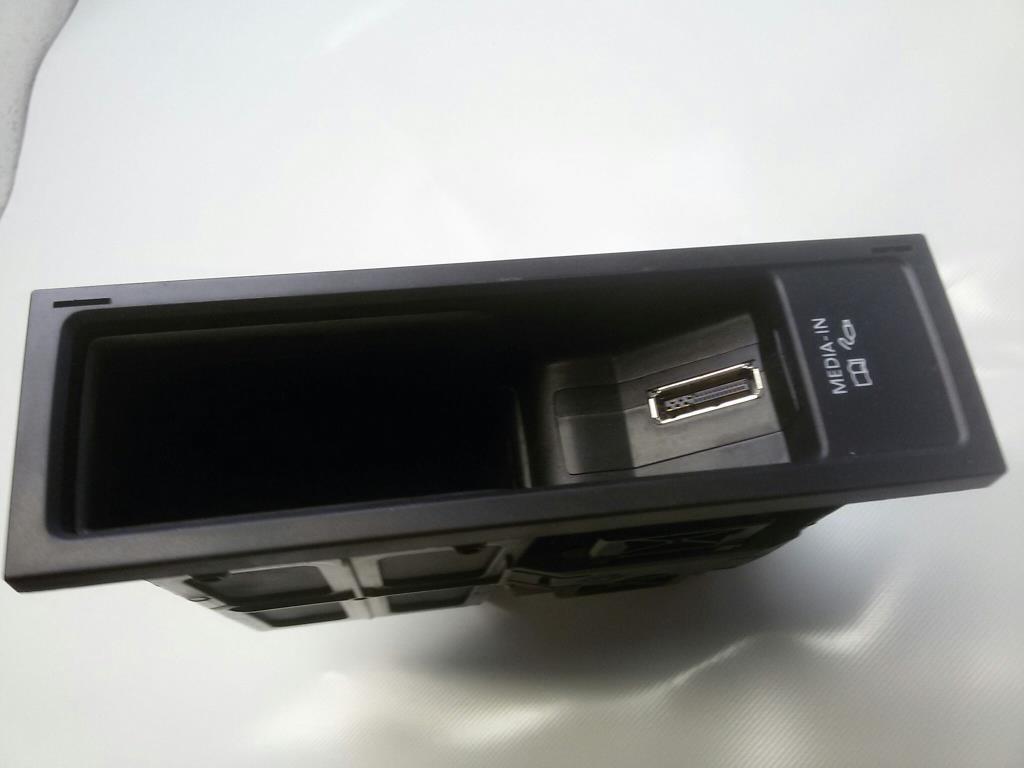 VW Scirocco 3 Bj.2011 original Media-Interface 5N0035342E mit Gehäuse 5N0035344D