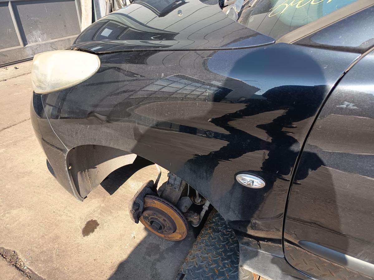 Peugeot 206+ original Kotfl&uuml;gel links KTV Perla Schwarz Baujahr 2009