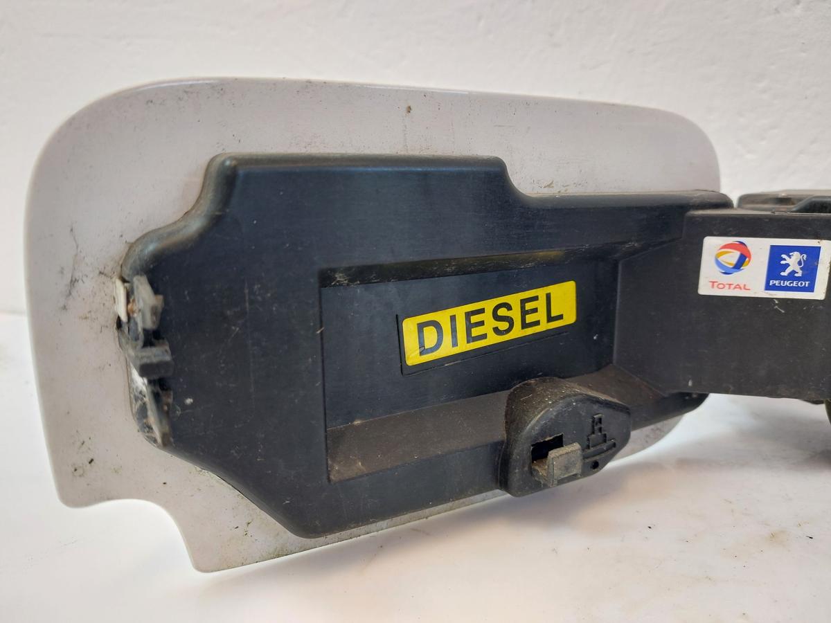 Peugeot Partner II 08 bis 12 Tankklappe Tankdeckel Tankverschluss EWP weiss