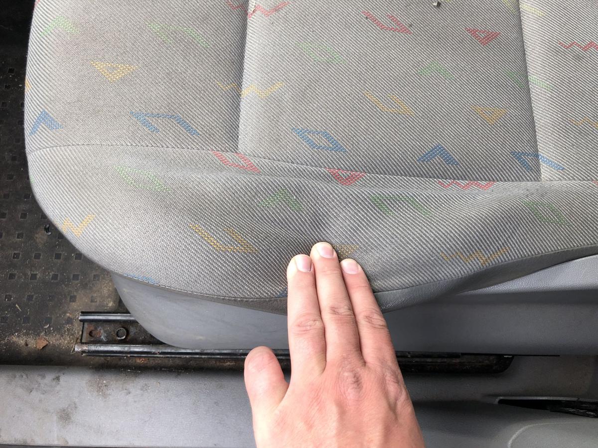 VW Caddy 2K Sitz vorn links Fahrersitz Stoff Wange verschlissen Autositz Stoff