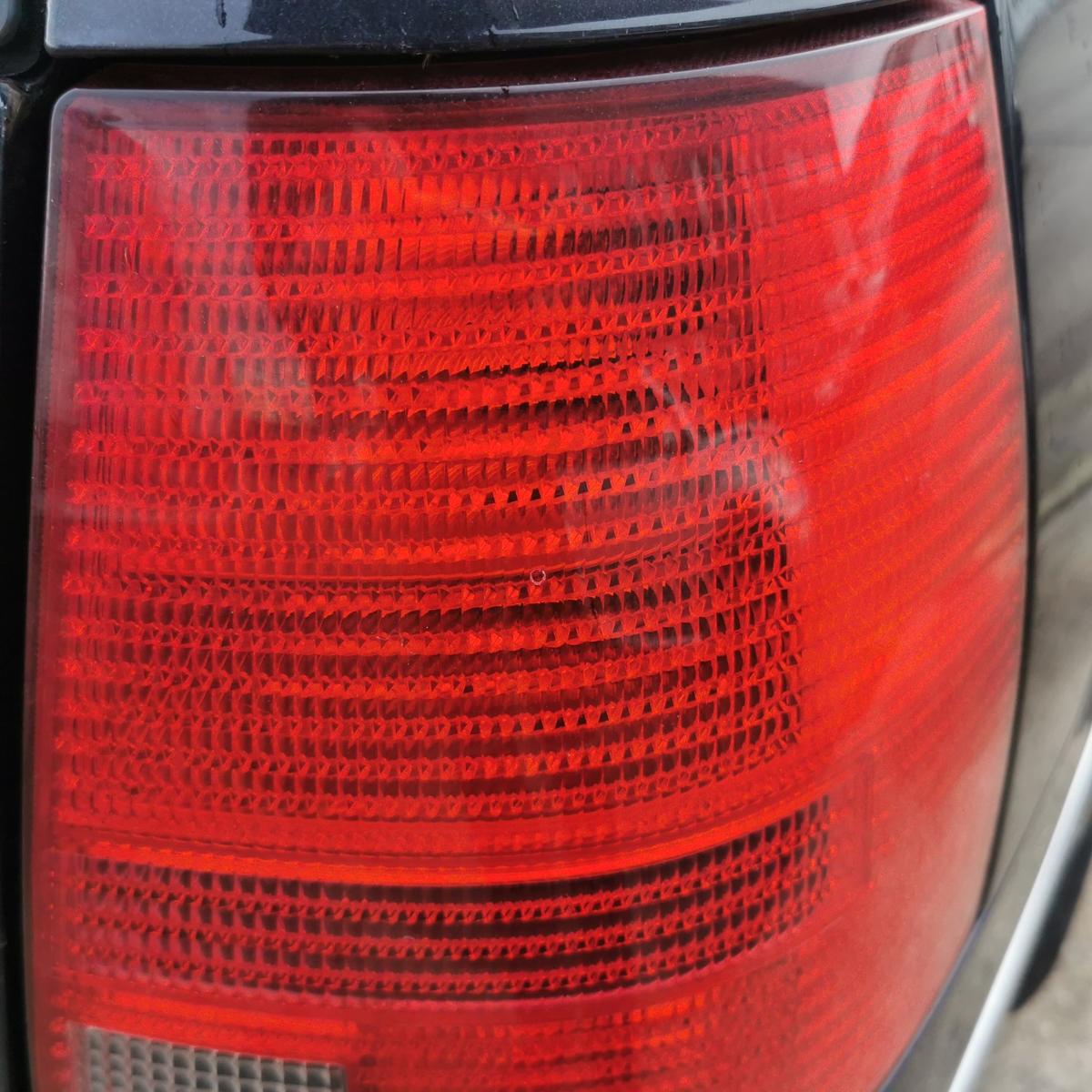 VW Bora Variant 1J Rückleuchte Schlussleuchte Rücklicht Lampe hinten rechts rot