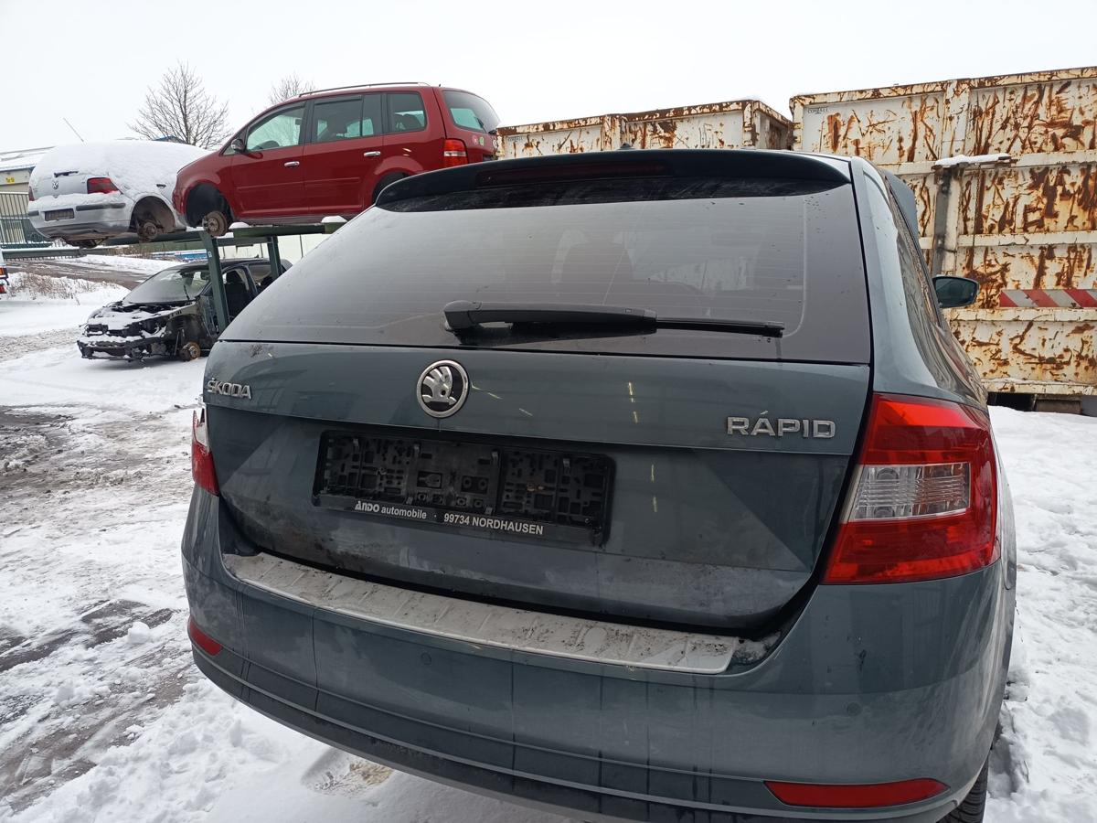 Skoda Rapid Spaceback original Heckklappe mit Scheibe LF7Y Grau Bj 2016