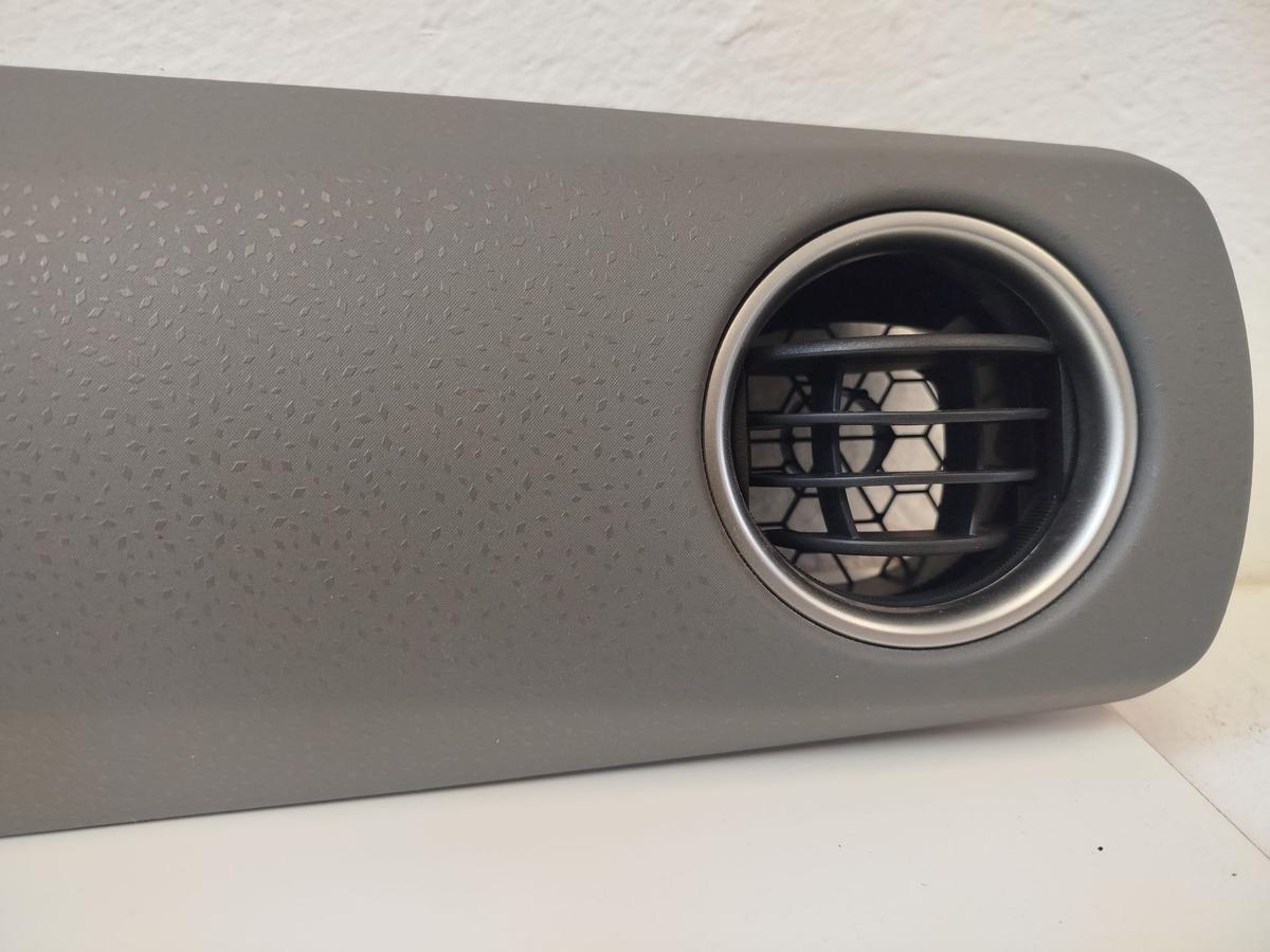 Toyota Yaris XP13 Blende Armaturenbrett Radioausschnitt Luftd&uuml;sen links rechts