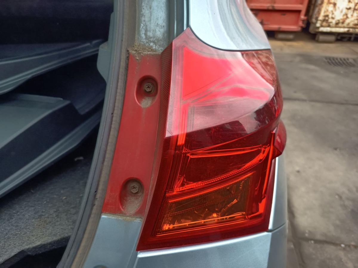 Toyota Auris E18 Limo original R&uuml;ckleuchte rechts aussen Heckschlusslicht Bj2013